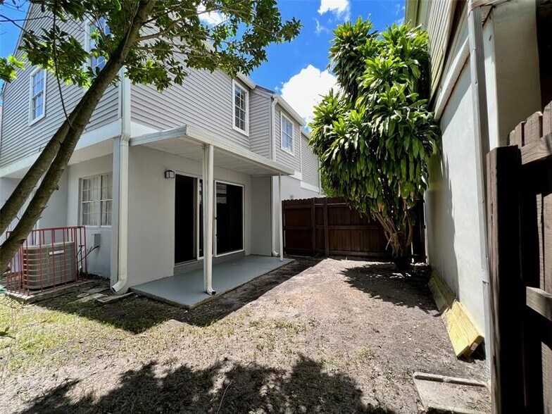 Building Photo - 10041 Loquat St