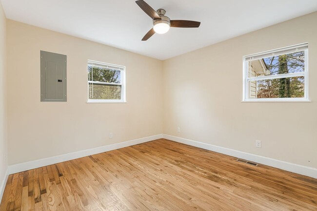 Building Photo - Newly Remodeled 2-Bedroom Home in West Ash...