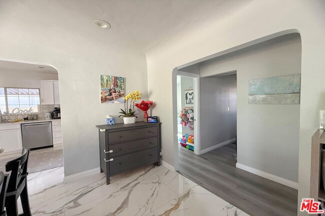 Building Photo - 1245 N Orchard Dr