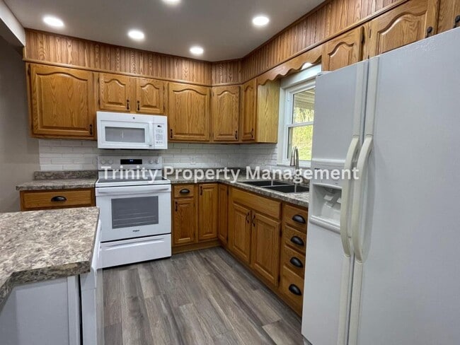 Building Photo - 305 Michael St