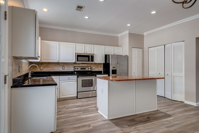 Building Photo - Beautiful Lenox Village Townhome!