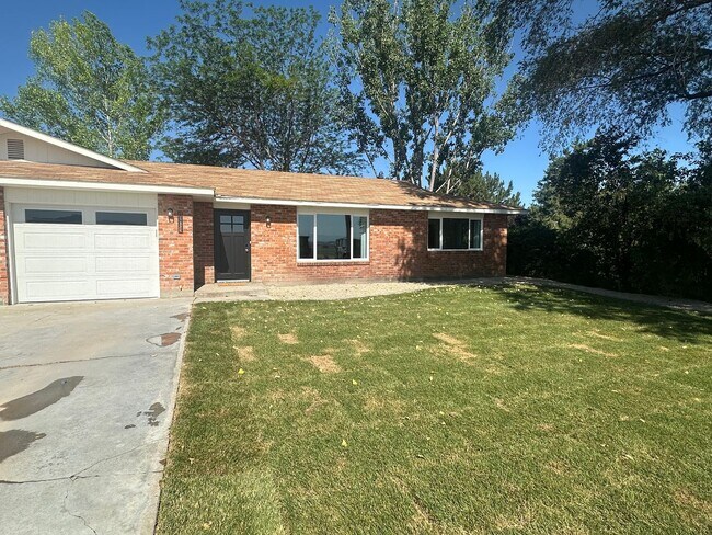 Building Photo - 2 bed, 1 Bath, 1 Car Garage Duplex - Moder...