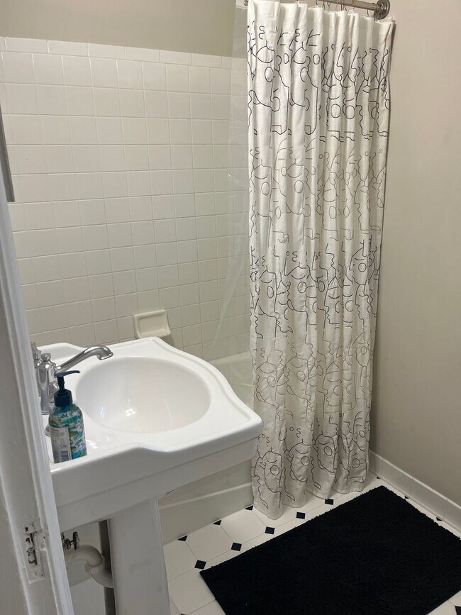 Building Photo - Quaint apartment in convenient location