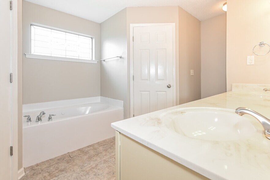 Building Photo - 8083 Delta Lakes Blvd