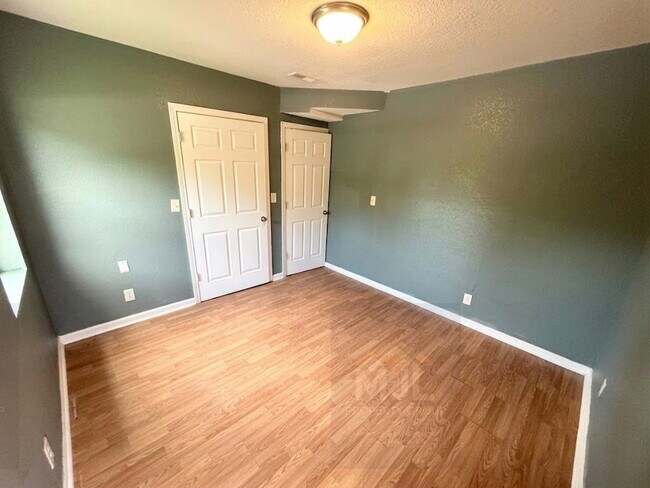 Building Photo - Spacious 3 Bedroom / 1 Bath Apartment in Sugar Creek *Ready Now*