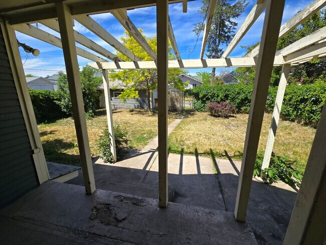 Building Photo - Garland District Home!