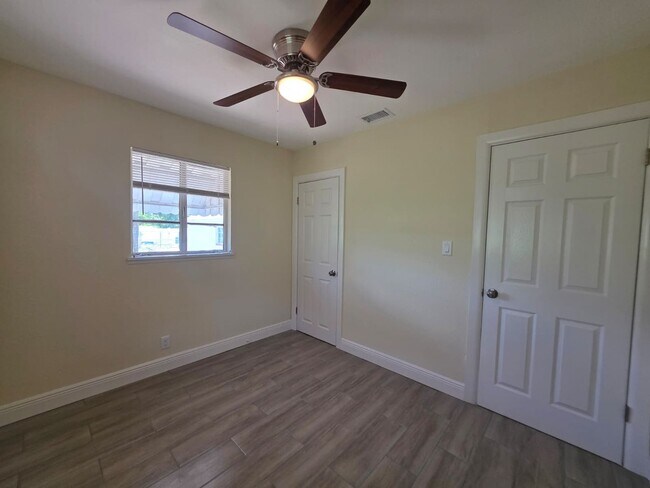 Building Photo - Updated 2 Bedroom 1 Bath in Central Gulfport