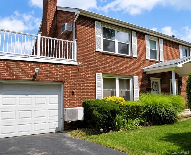 Building Photo - 121 Manhasset Ave
