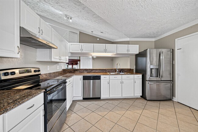 Building Photo - 15815 Thistledew Dr
