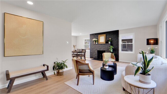 Building Photo - 288 Oakridge Dr