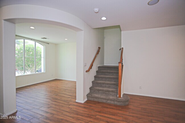 Building Photo - 1090 W Caroline Ln