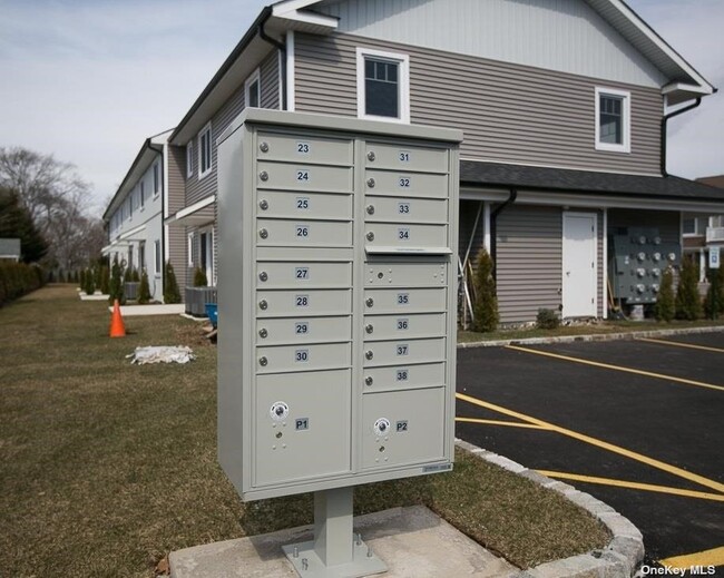 Building Photo - 170 W Montauk Hwy
