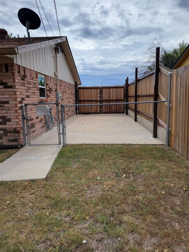 Building Photo - 3bd/2ba house close to major shopping, restaurants, and Ft. Hood!
