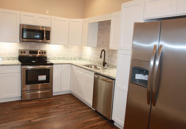 Building Photo - UpTown Living in Downtown Ellijay
