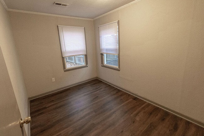 Building Photo - 210 Highview Ave