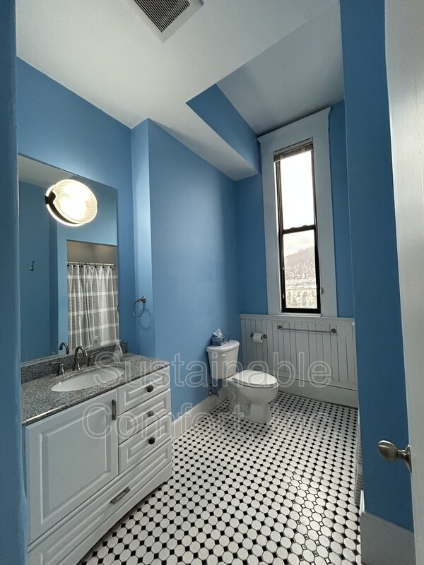 Building Photo - 28 Adams St