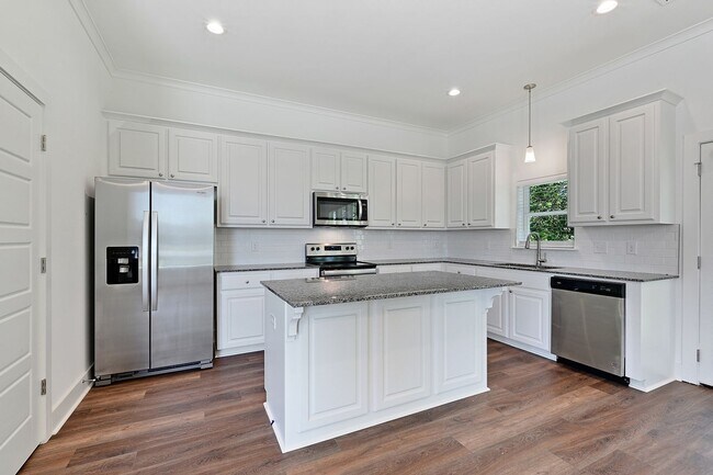 Building Photo - Must see Community near LSU!