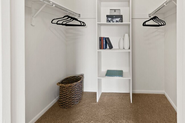 Building Photo - Two Bedroom Contemporary Style Apartment o...