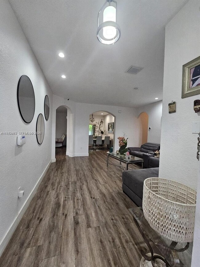 Building Photo - 718 SE 12th Ter