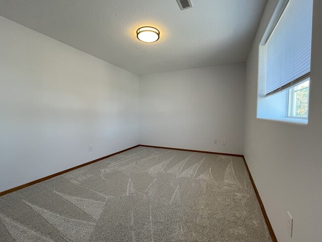 Building Photo - Spacious 4-Bedroom, 2.5-Bathroom Home with...