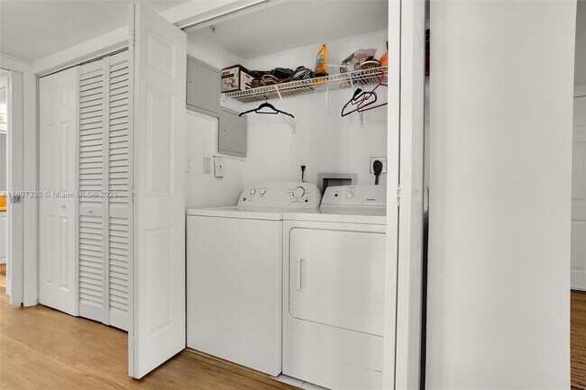 Building Photo - 1155 Brickell Bay Dr