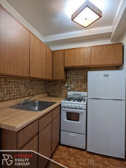 Building Photo - 737 W Belmont Ave