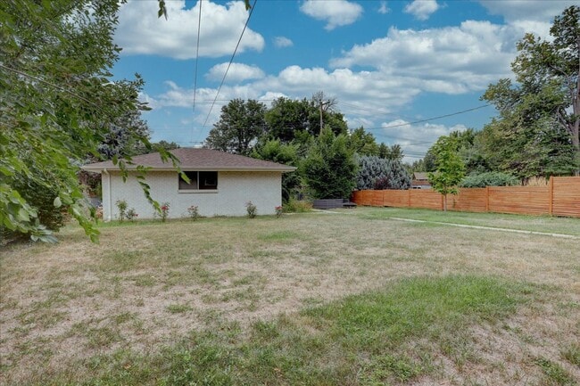 Building Photo - Beautifully renovated ranch home with drea...