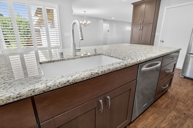 Building Photo - 899 Ebbetts Dr