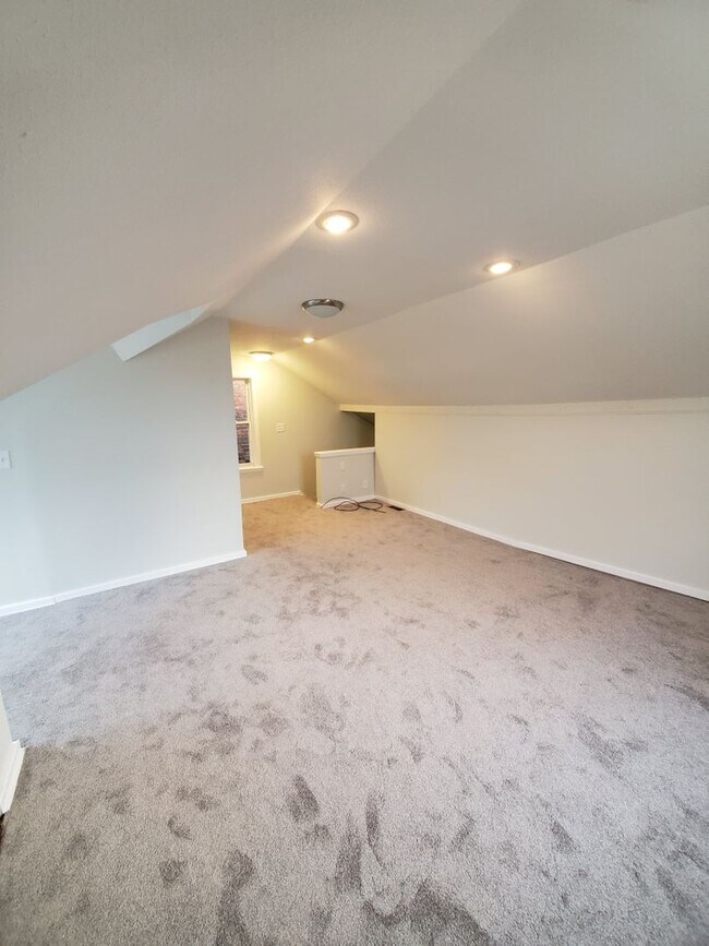 Building Photo - 708 E Warrington Ave