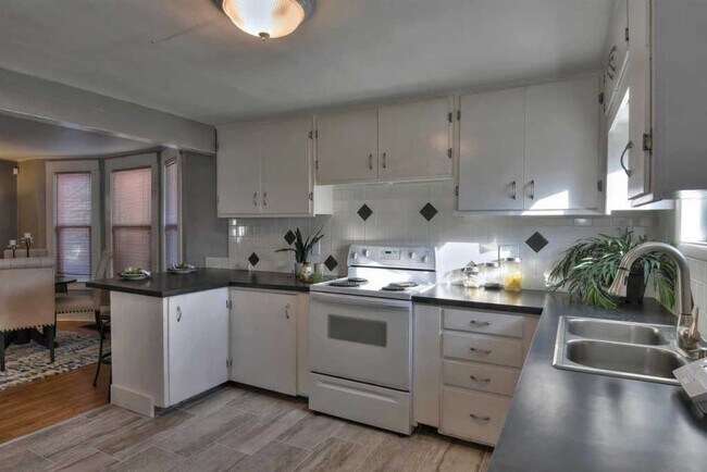 Building Photo - 1709 W Spofford Ave
