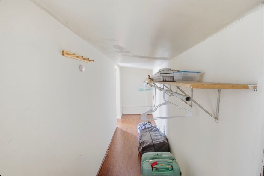 Building Photo - 122 E University Ave