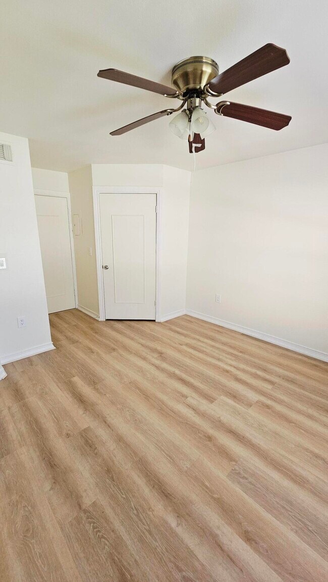 Building Photo - 4823 Via Palm Lakes Via