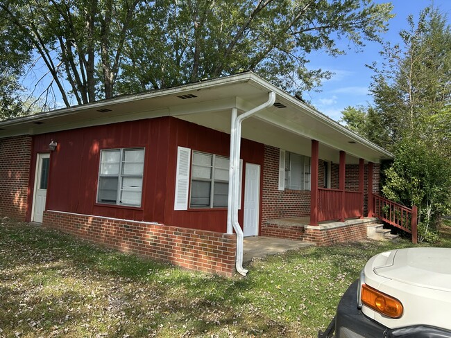 Building Photo - 621 Miller St