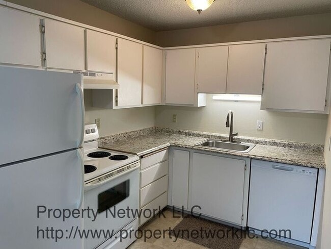 Building Photo - Gresham 2 Bedroom Condo with Garage