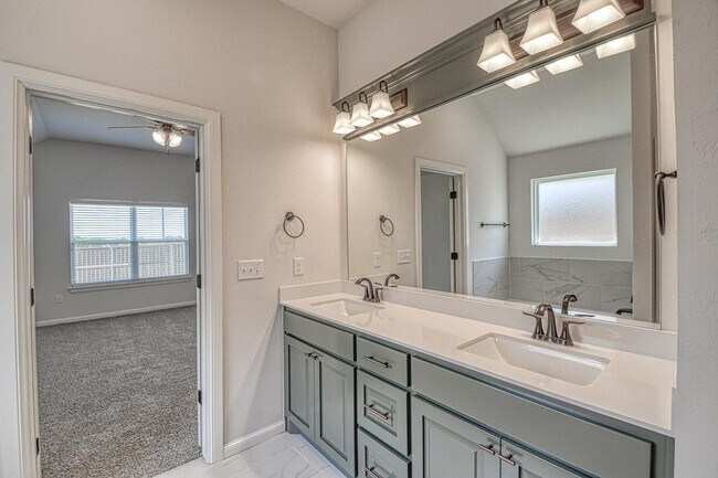 Building Photo - Beautiful Home in Summit Lakes!