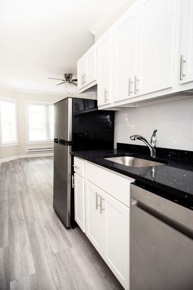 Building Photo - 646 W Roscoe St