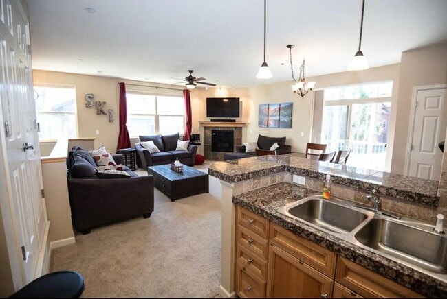 Building Photo - 180 Spinner Ct