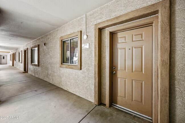 Primary Photo - 920 E Devonshire Ave