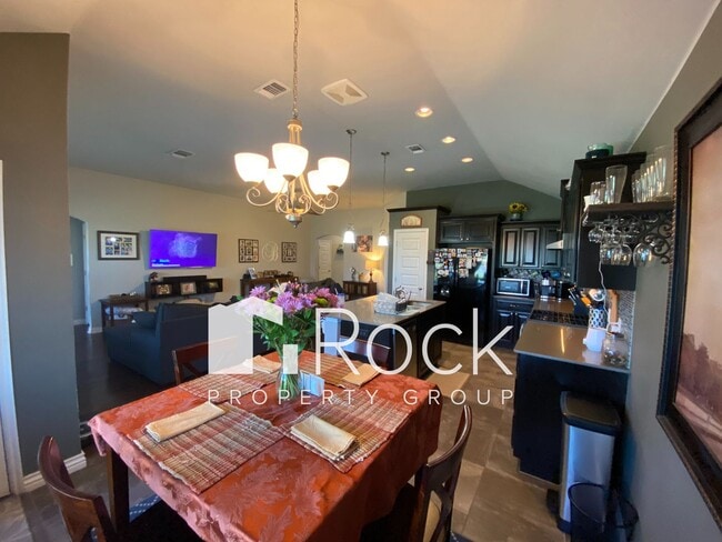 Building Photo - Beautiful 3 Bedroom Home with a Study in Westmoore Area