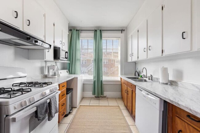 Building Photo - 536 Hawthorne Ln