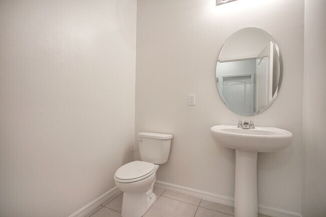 Building Photo - Spacious 3-Bdrm Townhome in Orlando's Gated Westwood Community - Available Now!