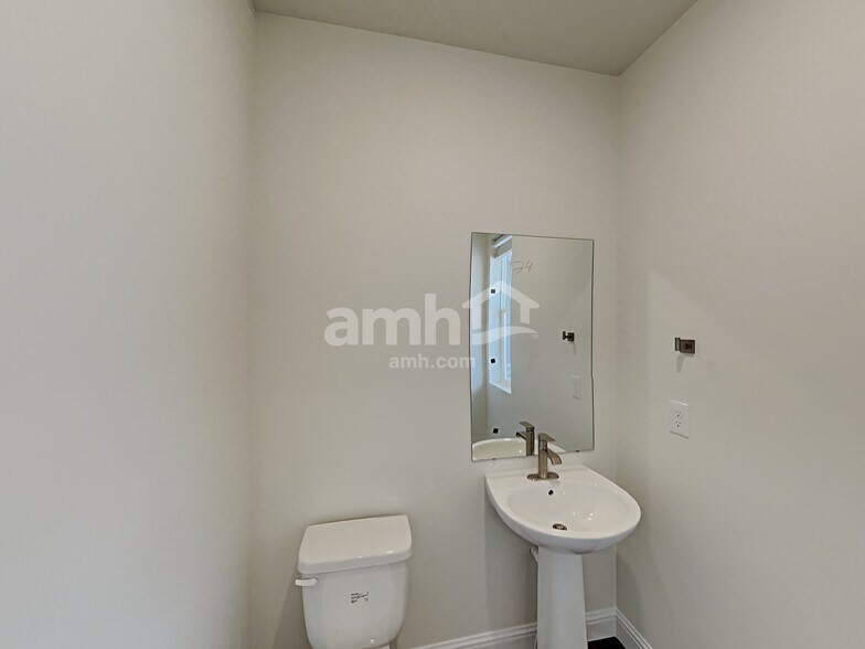 Building Photo - 2434 E Buckskin Way