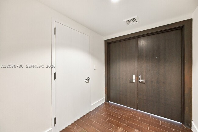 Building Photo - 900 Biscayne Blvd