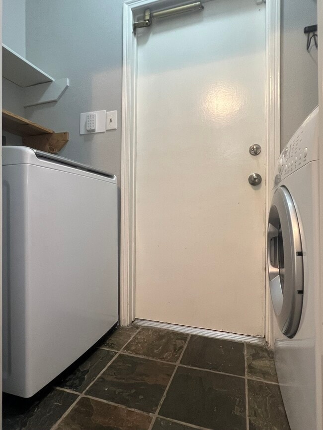 Building Photo - 736 Country Pl Dr