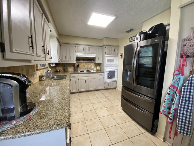 Building Photo - 5510 Greentree Ave