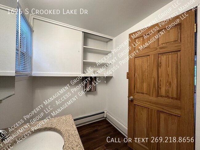 Building Photo - 1625 S Crooked Lake Dr