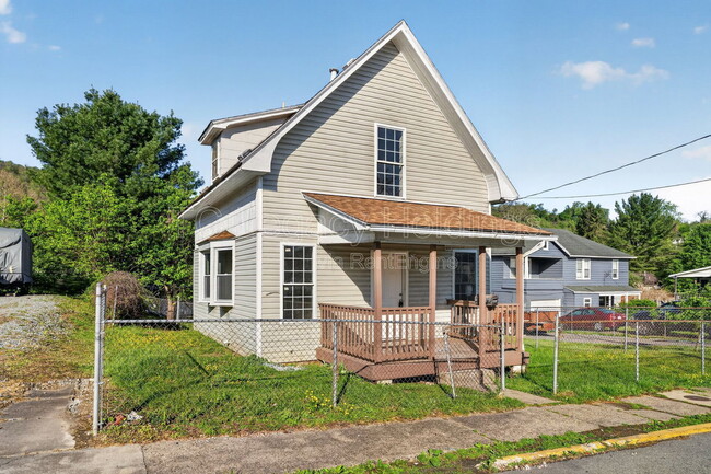 Building Photo - 139 Martin St