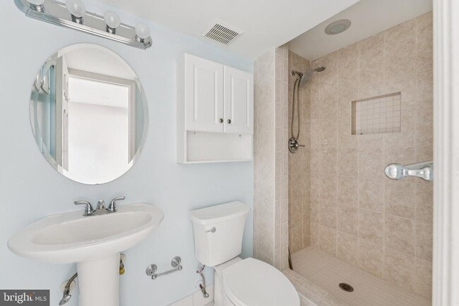 Building Photo - 1581 Woodcrest Dr