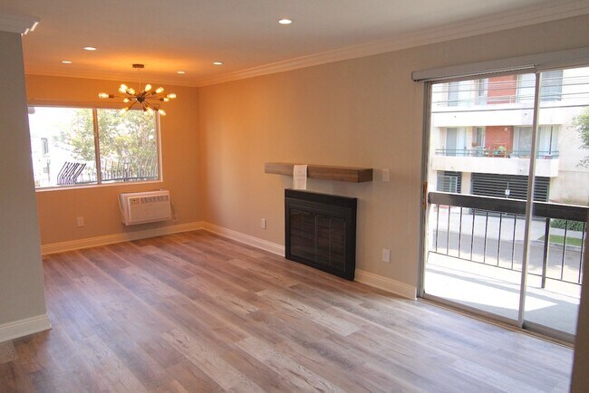 Building Photo - 1450 S Bundy Dr