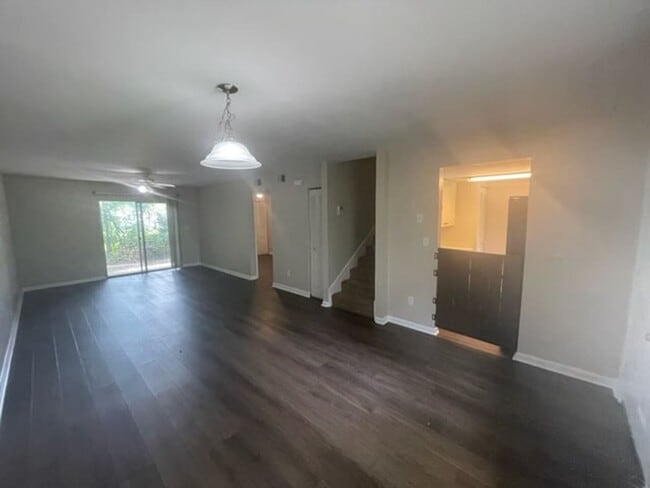 Building Photo - Updated 3 bed / 2.5 bath Townhome in Prime Gainesville Location